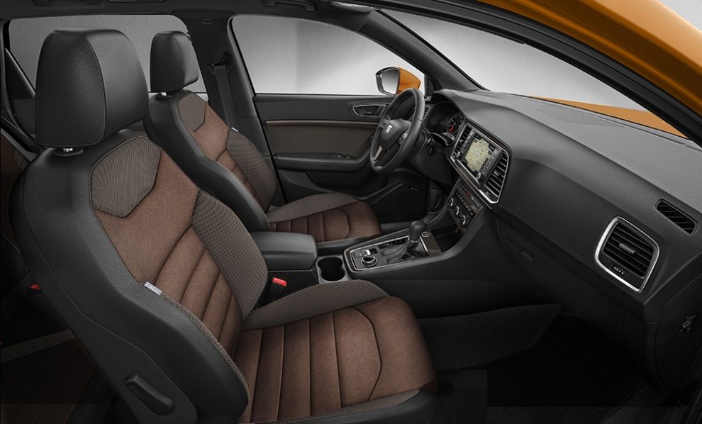 Innenraum: Die erhöhte Sitzposition ist ebenso wie das vom Fahrer aus gut erkennbare vordere Ende des Fahrzeugs oder die soliden Türbrüstungen typisch für den Seat Ateca