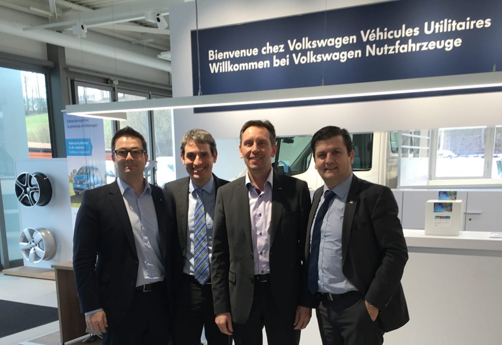 Eröffnung (von links): Alvaro Rico (District Manager VW Nutzfahrzeuge AMAG Import), Stéphane Bonvin (Verkaufsleiter AMAG Fribourg), Mario Broglia (Filialleiter AMAG Givisiez) und Sergio Protopapa (Geschäftsführer AMAG Grand Fribourg).