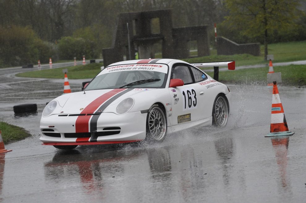 Mastering the performance of his Porsche even in the wet: Frédéric Neff set the best time of all touring car and GT drivers.