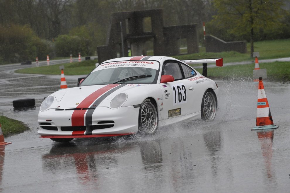 Ha dominato le prestazioni della sua Porsche anche sul bagnato: Frédéric Neff ha ottenuto il miglior tempo tra tutti i piloti di vetture turismo e GT.