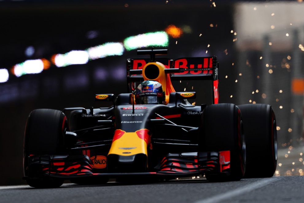 Il fait aussi un feu d'artifice dimanche ? Daniel Ricciardo a un nouveau moteur TAG Heuer, alias Renault, à l'arrière de sa Red Bull.