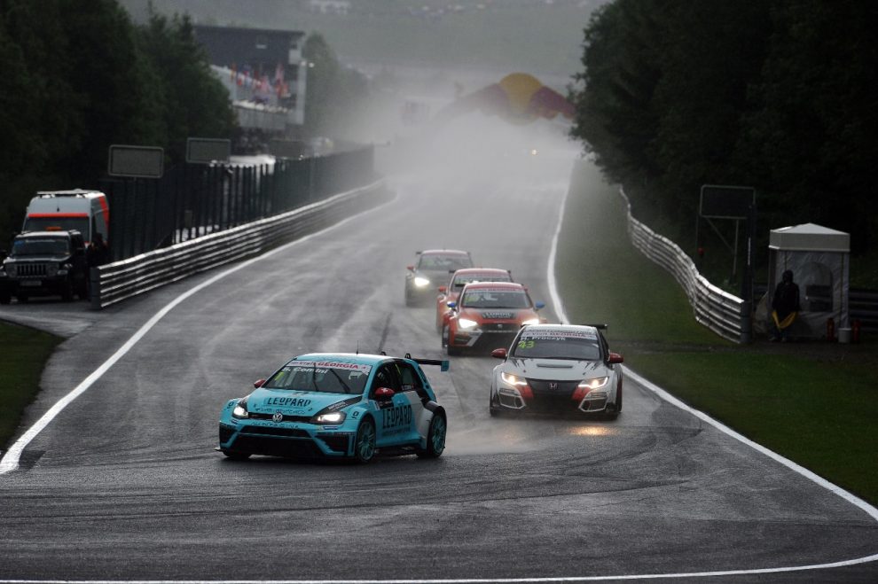 Typischer Schnürlregen in Salzburg: Im zweiten Rennen herrschten schwierige Bedingungen, mit denen Stefano Comini im VW Golf TCR aber mehr als nur gut zurechtkam.