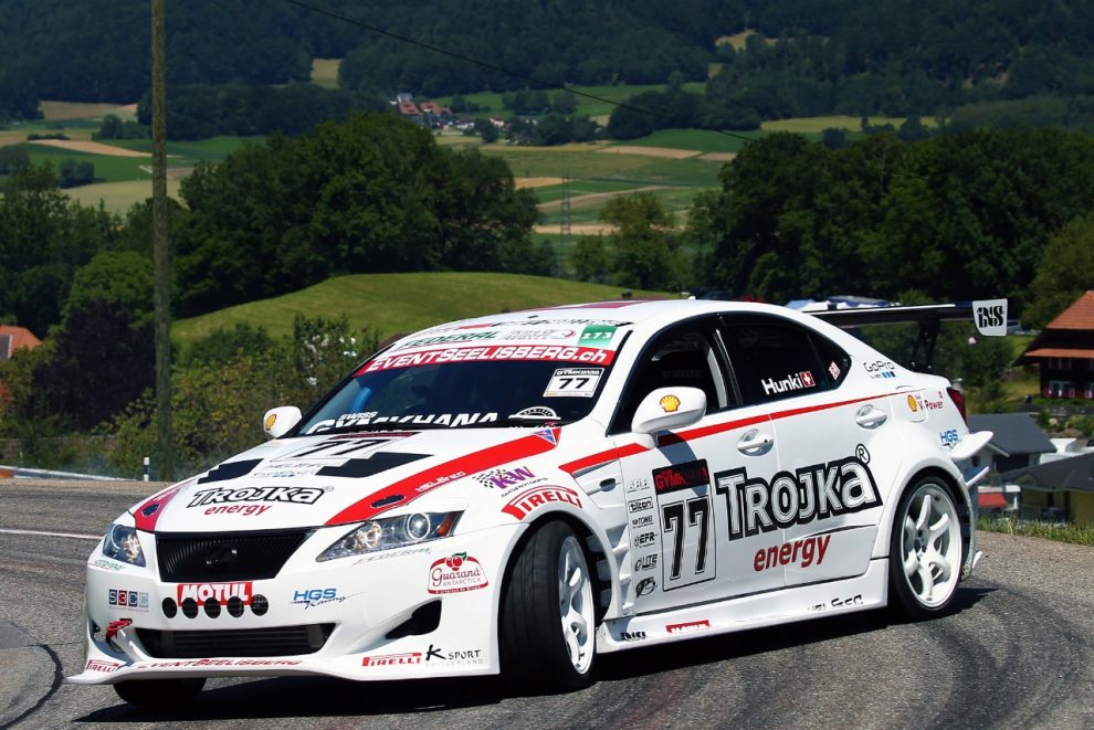 Spectacle de drift à Reitnau : pendant les pauses de la course, les coureurs de travers comme Franz Hunkeler dans sa Lexus IS 250 de 750 ch laissent beaucoup de caoutchouc sur l'asphalte. 