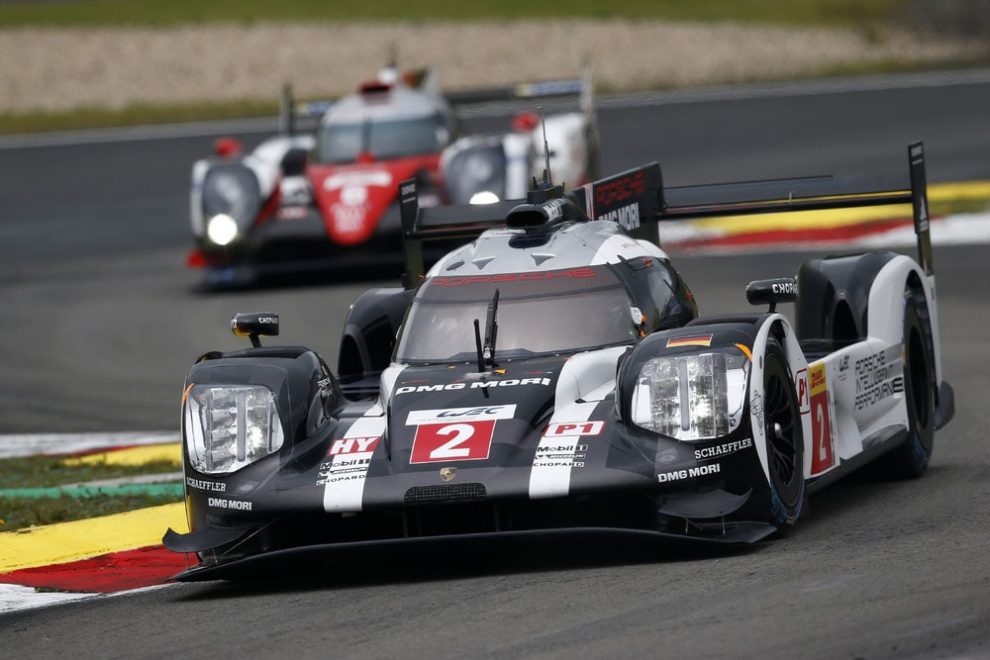 La chasse au titre de champion du monde : Neel Jani veut prendre le départ en 2017 avec le numéro 1 sur sa Porsche 9191 Hybrid, et il fait tout pour cela. Pour Toyota (derrière), en revanche, le train du championnat du monde est parti.