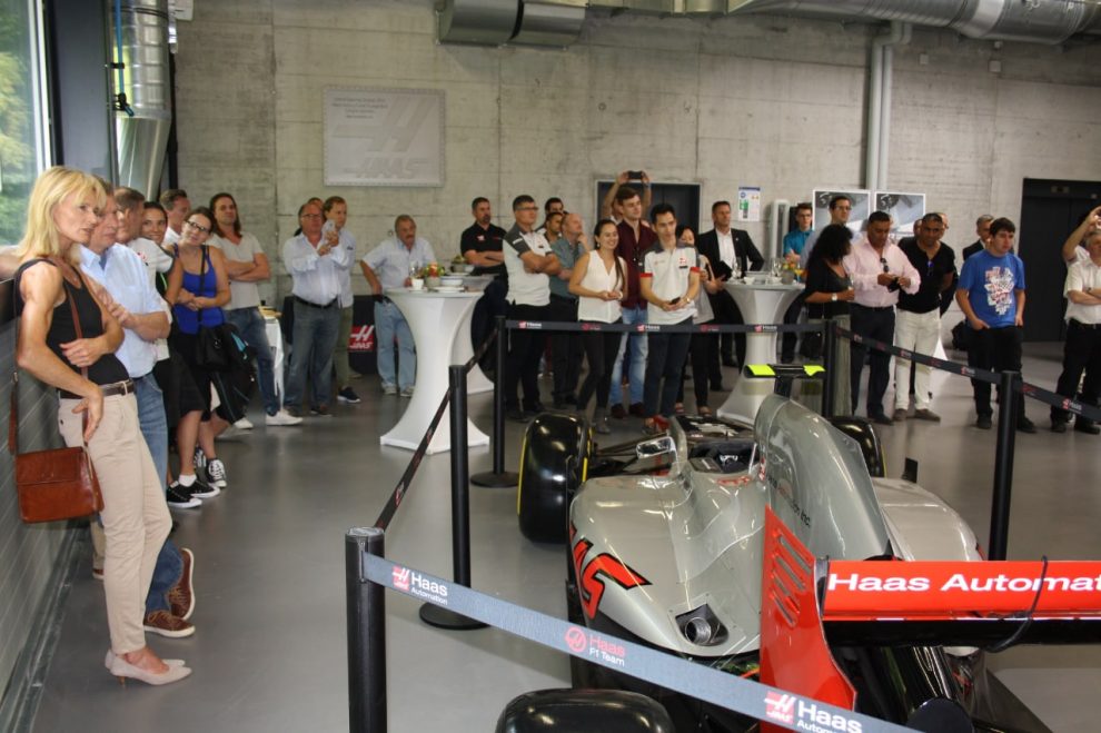 Interessierte Zuhörer: Kunden und Mitarbeiter der Urma AG durften das HaasF1 Show Car bestaunen und Hintergründe zum Formel-1-Engagement aus erster Quelle erfahren. 