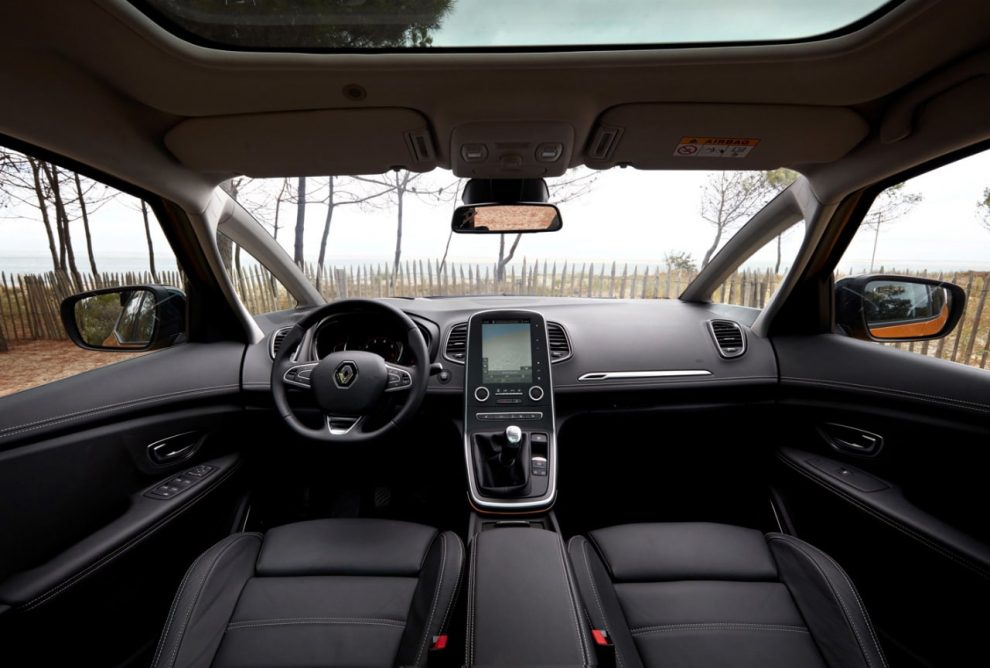 A l'intérieur, le tableau de bord : Le cockpit est convaincant, avec un grand écran et un affichage tête haute recommandé pour une conduite sûre. Le Renault Scenic est équipé de divers systèmes d'assistance. 