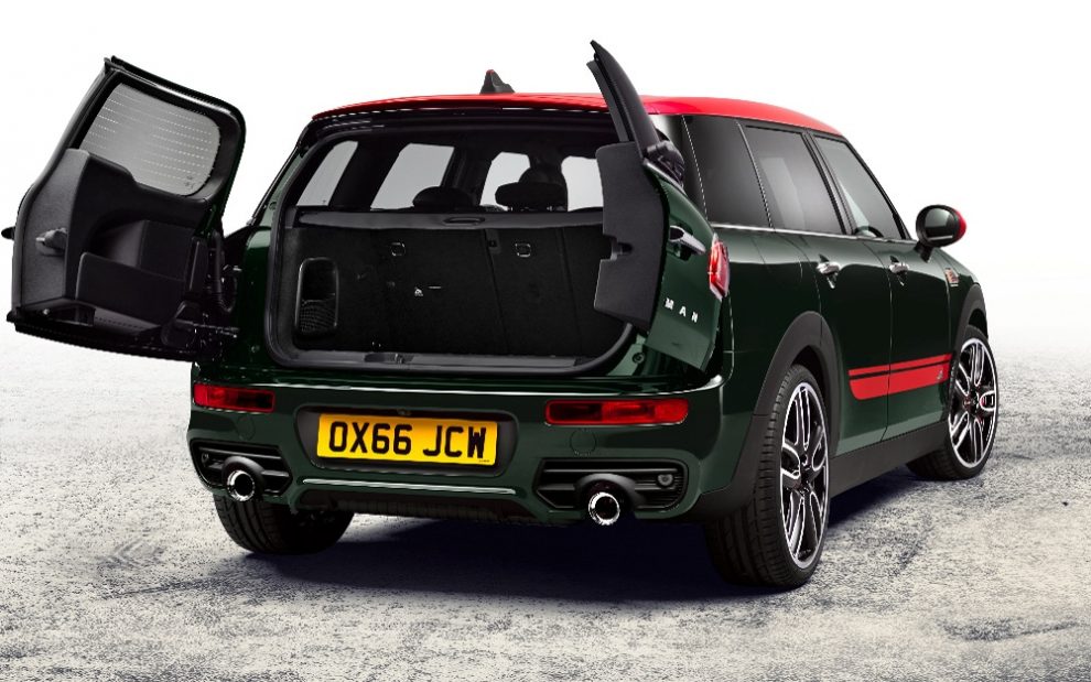 Design : la peinture vert foncé (Rebel Green), le toit rouge et les bandes de course rouges ou noires sont disponibles en exclusivité pour le John Cooper Works Clubman.