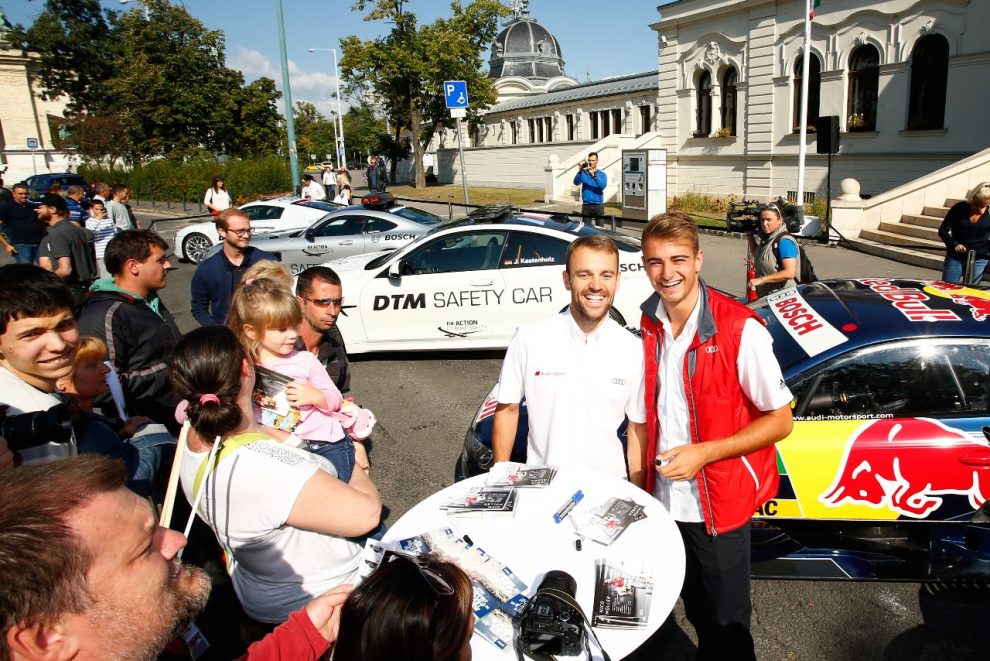 Ils se réjouissent de leur première apparition en Hongrie depuis 2014 : Jamie Green et Nico Müller se sont prêtés au jeu des autographes et des photos avec les fans hongrois lors de la présentation du DTM dans la capitale.