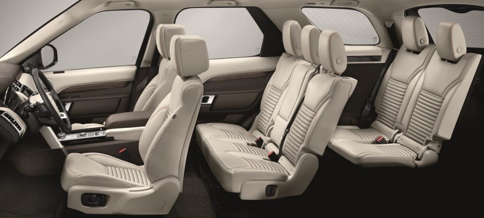 Intérieur : dans la nouvelle Land Rover Discovery, sept sièges complets sont disponibles avec la troisième rangée de sièges sous le toit légèrement surélevé.