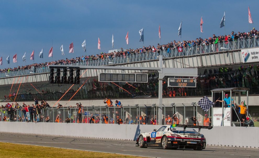 Letzte Zielflagge für ein bewährtes Auto: Mit dem Mercedes AMG SLS GT3, der 2017 gegen den neuen AMG GT3 getauscht wird, feierte Hofor Racing aus Eggenwil mit Unterstützung von Widberg Motorsport viele Erfolge. 