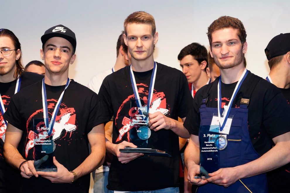 Strong performance: 19-year-old Eric Meier from Niederhasli, a Merbag apprentice in his final year, has qualified for "Swiss Skills". David Meier (2nd) on the left and Nicola Spieser (3rd) on the right.