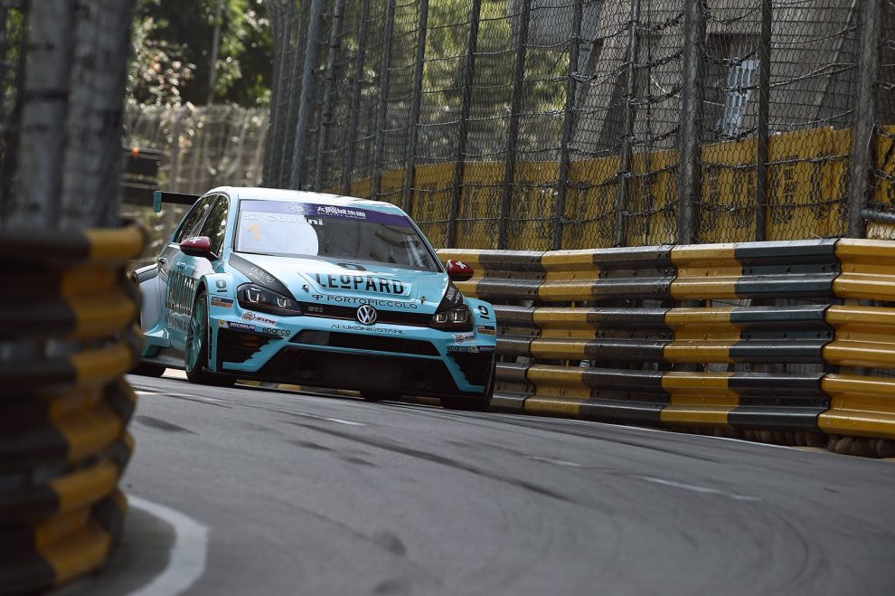 Leitplankenkanal des Guia Circuit: Im Training schiesst sich Stefano Comini mit dem VW Golf auf die finalen TCR-Rennen vom Sonntag ein.