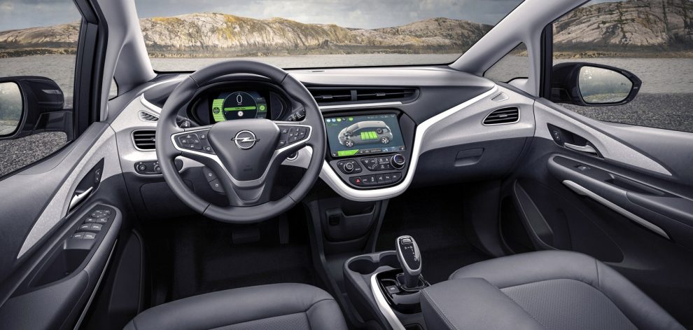Kommunikation: Der Opel Ampera-e hat die jüngste Generation des IntelliLink-Infotainments genauso an Bord wie Opel OnStar. Die Apple CarPlay- und Android Auto-kompatiblen IntelliLink-Systeme holen die Welt der Smartphones in den Wagen.