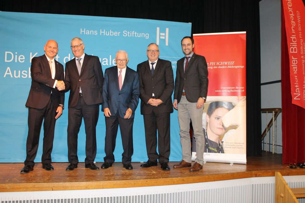 Ospite e vincitori del premio: Morten Hannesbo, CEO di AMAG, è lieto di ricevere il National Education Award insieme a Christian Fiechter e Hans Huber della Fondazione Hans Huber e a Rainer Kirchhofer e Christian Wasserfallen della Fondazione Scuola Universitaria Professionale Svizzera (da sinistra a destra).