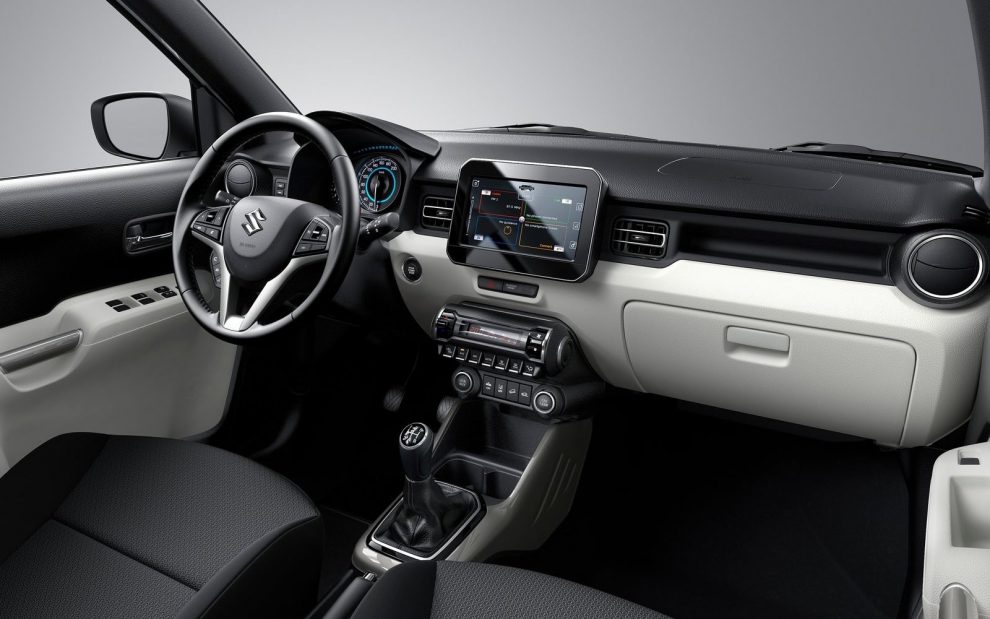 Aménagement intérieur : le cockpit de la Suzuki Ignis est peu conventionnel, l'écran tactile de 7 pouces avec système d'infodivertissement est exceptionnellement grand. Toutes les informations sont faciles à lire.
