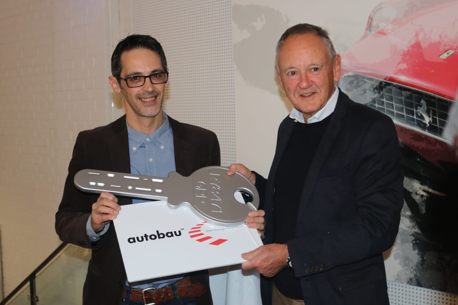 Change of boss at autobau Romanshorn: handover of keys from Fredy Lienhard to son Fredy Alexander Lienhard