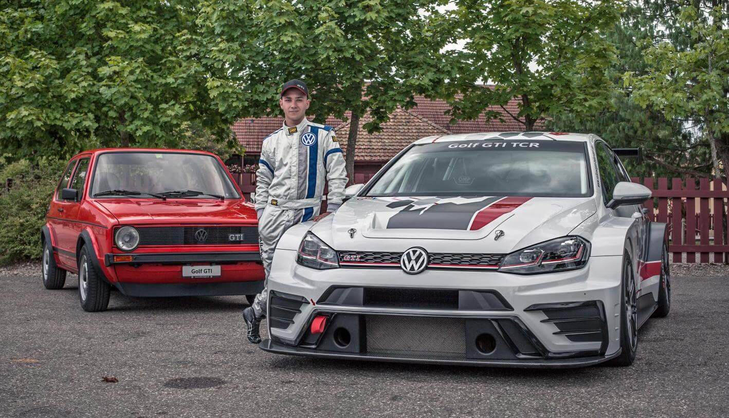 Florian Thoma mit dem alten VW Golf GTI und einem neuen VW Golf GTI TCR.