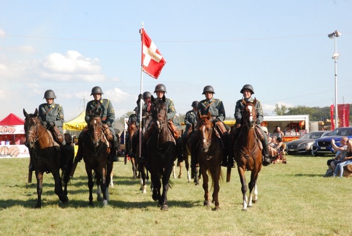 Convoy To Remember : des voitures militaires anciennes à Birmenstorf 🎥 -  AutoSprintCH