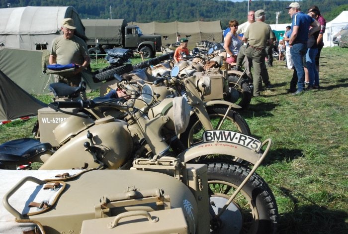 Convoy To Remember : des voitures militaires anciennes à Birmenstorf 🎥 -  AutoSprintCH