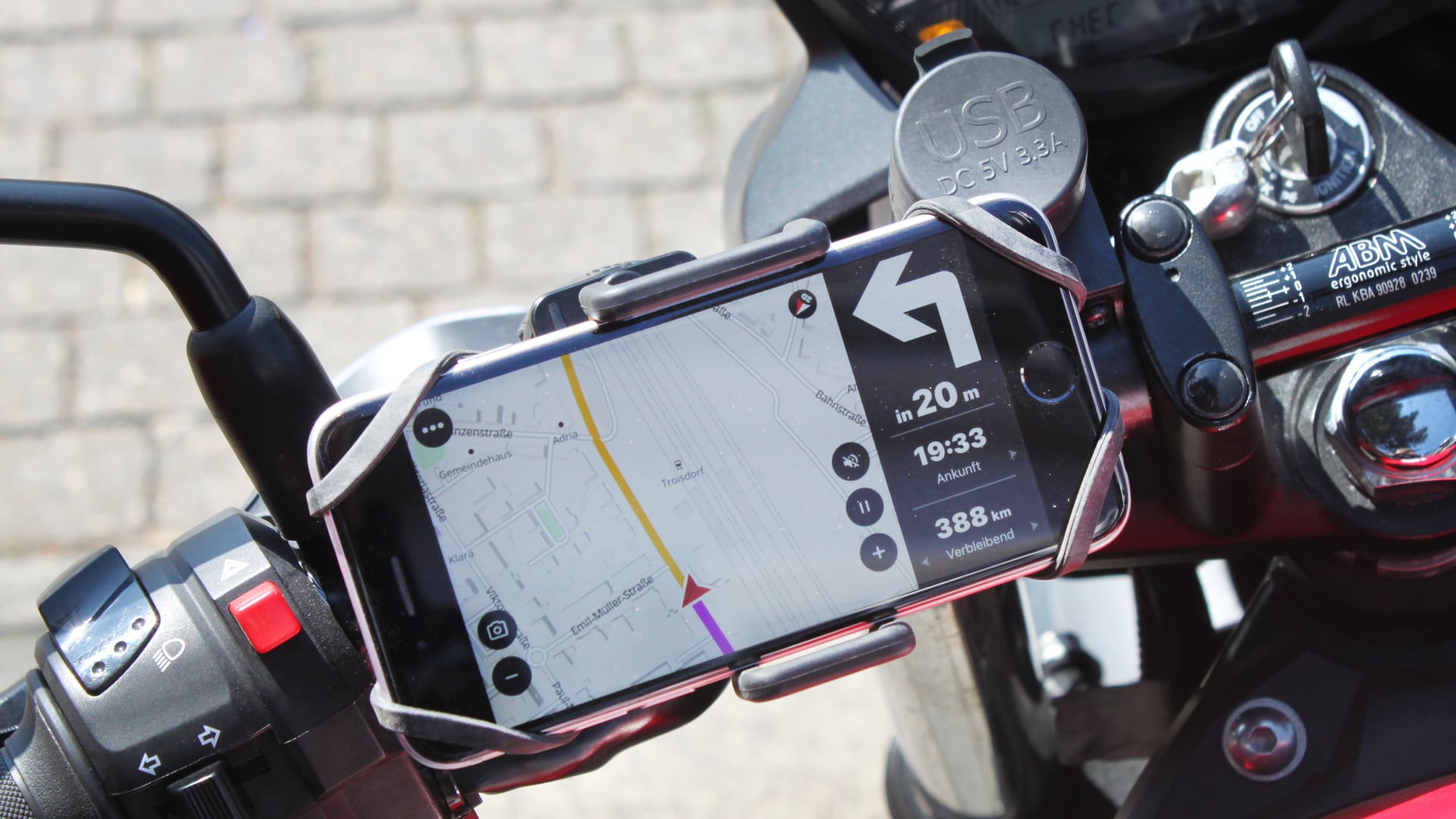 The screen of the Calimoto navigation system can be mounted with just a few hand movements.
