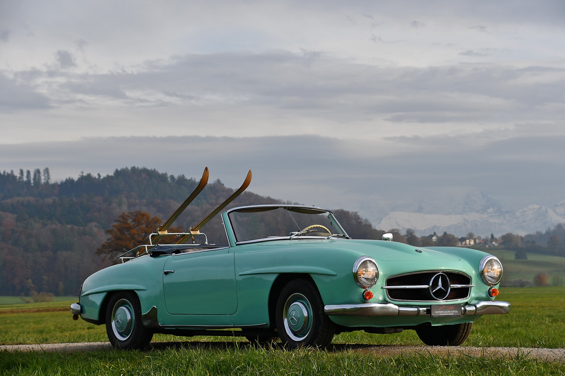 Potete anche andare in vacanza invernale con una Mercedes 190 SL roadster del 1960.