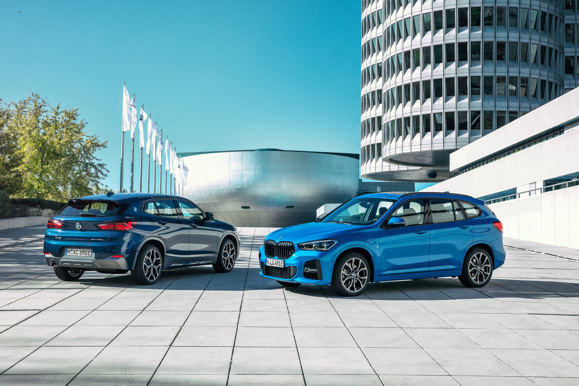 La BMW X2 x-Drive25e (a sinistra) e la BMW X1 x-Drive25e. I prezzi partono da 51 500 franchi svizzeri. 