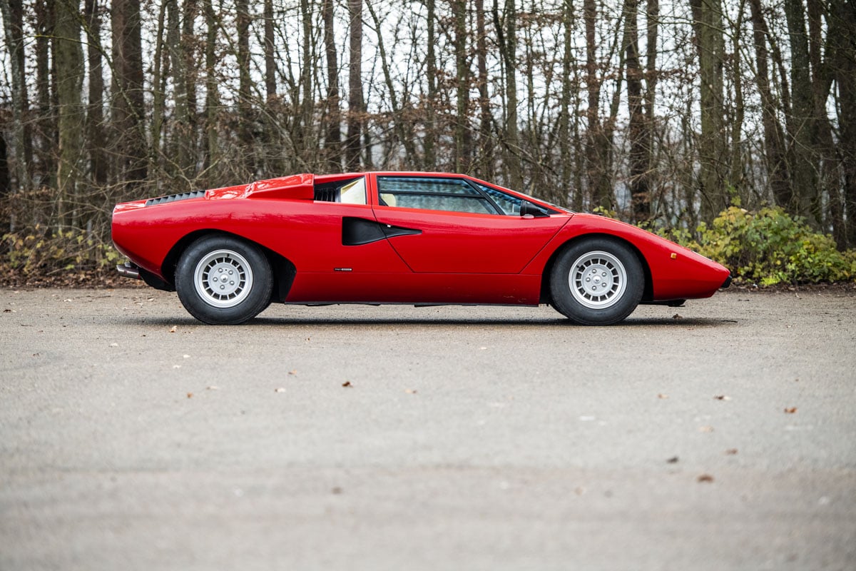 La Lamborghini Countach LP 400 di Rod Stewart è stata restaurata dagli esperti per riportarla alle condizioni originali.