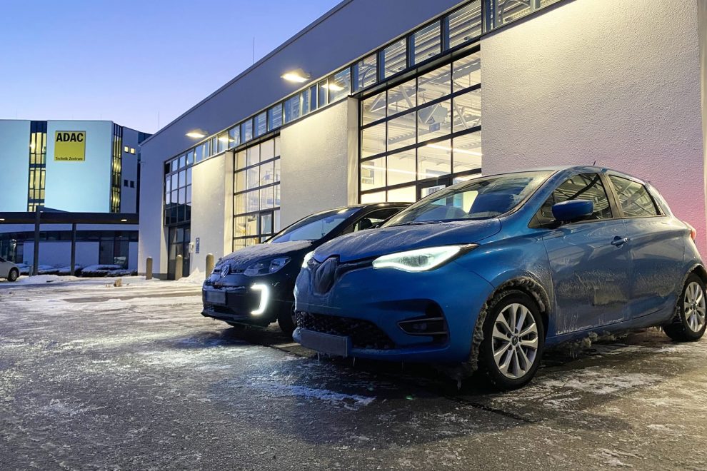 Mit zwei Elektroautos würde über Nacht bei Minusgraden ein unfreiwilliger Aufenthalt in einem längeren Stau simuliert.