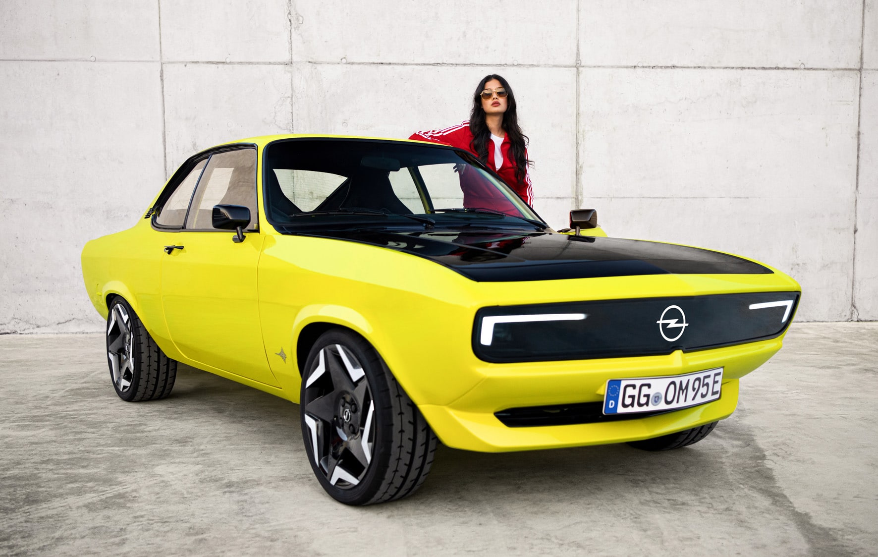 Dal punto di vista estetico, la Manta GSe presenta il nuovo frontale Vizor di Opel accanto alle classiche linee di design già note.