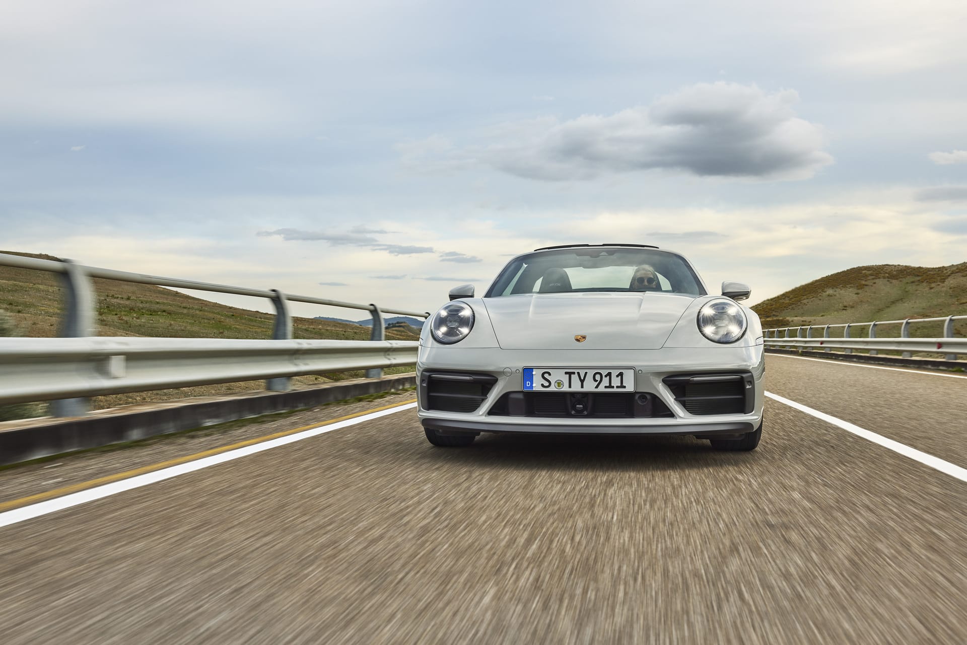 Black contrasting elements and darkened areas of the headlights characterize the sporty look of the GTS-911s.