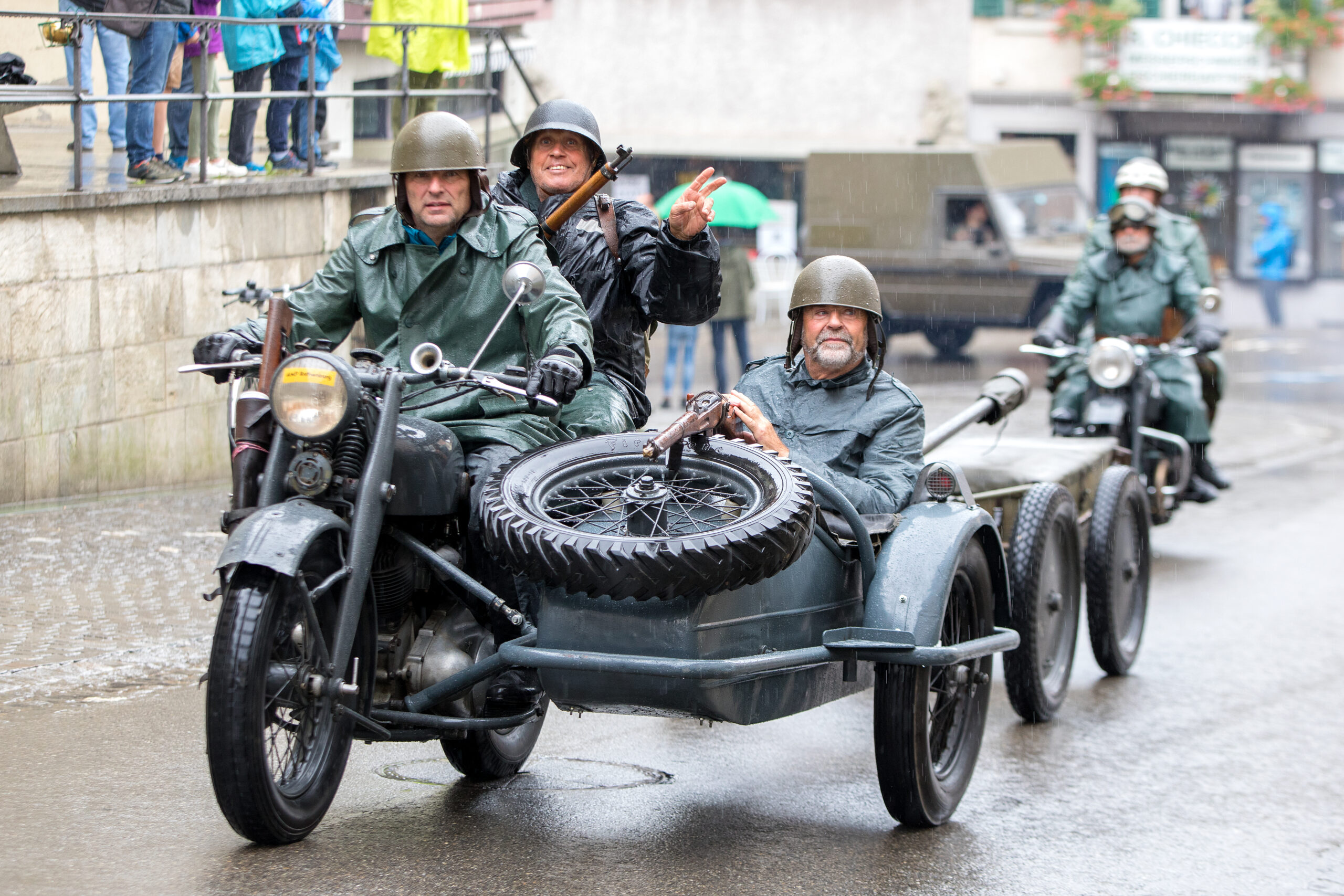 Convoy To Remember : des voitures militaires anciennes à Birmenstorf 🎥 -  AutoSprintCH