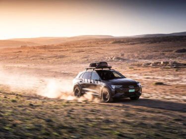 Prima guida Audi con la Q8 e-tron per l'autosprint nel deserto