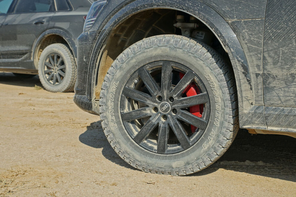 Prima guida Audi con la Q8 e-tron per l'autosprint nel deserto