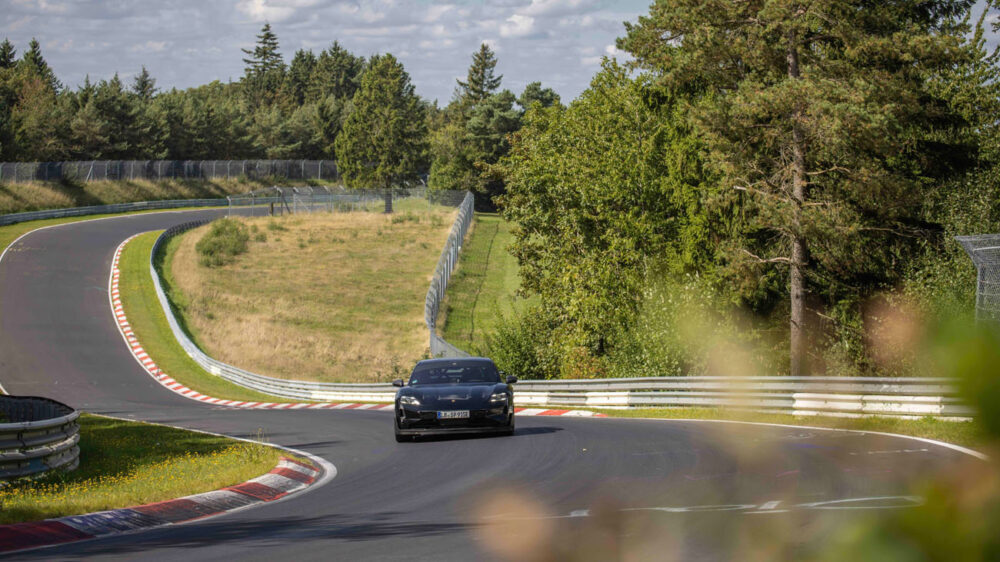Porsche record nella foto autosprint dell'Inferno Verde