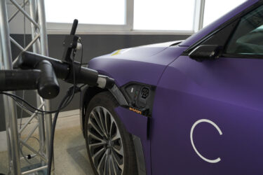 Valet parking: ... and the robot helps with charging autosprint.ch